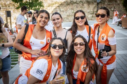 Abran bien los ojos y vean, señores, qué hermosos despojos voy a subastar.