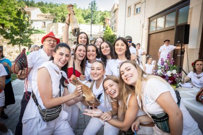 Abran bien los ojos y vean, señores, qué hermosos despojos voy a subastar.