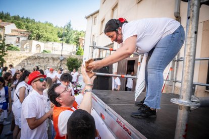 Abran bien los ojos y vean, señores, qué hermosos despojos voy a subastar.