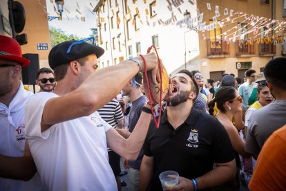 Abran bien los ojos y vean, señores, qué hermosos despojos voy a subastar.