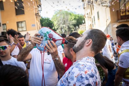 Abran bien los ojos y vean, señores, qué hermosos despojos voy a subastar.