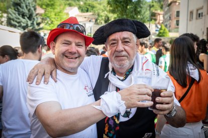 Abran bien los ojos y vean, señores, qué hermosos despojos voy a subastar.