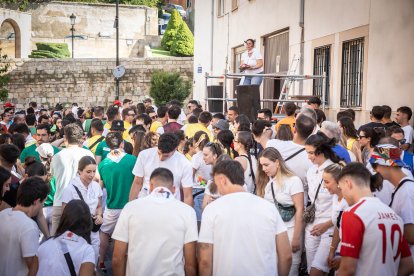 Abran bien los ojos y vean, señores, qué hermosos despojos voy a subastar.