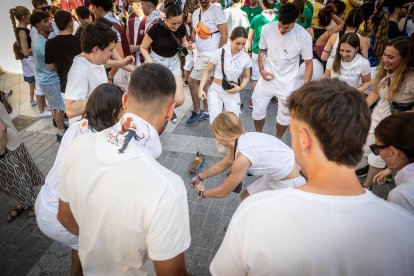 Abran bien los ojos y vean, señores, qué hermosos despojos voy a subastar.