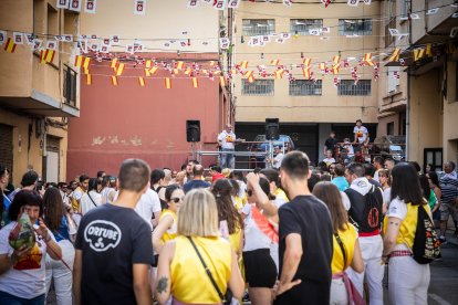 Abran bien los ojos y vean, señores, qué hermosos despojos voy a subastar.