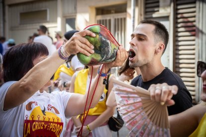 Abran bien los ojos y vean, señores, qué hermosos despojos voy a subastar.