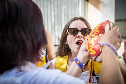 Abran bien los ojos y vean, señores, qué hermosos despojos voy a subastar.