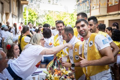 Abran bien los ojos y vean, señores, qué hermosos despojos voy a subastar.