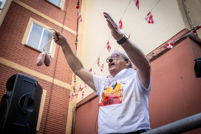 Abran bien los ojos y vean, señores, qué hermosos despojos voy a subastar.