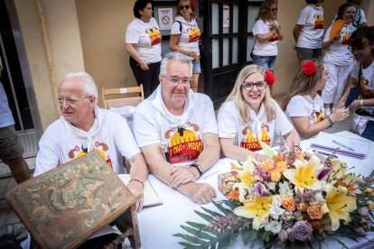 Abran bien los ojos y vean, señores, qué hermosos despojos voy a subastar.