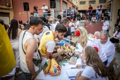 Abran bien los ojos y vean, señores, qué hermosos despojos voy a subastar.