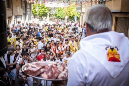 Abran bien los ojos y vean, señores, qué hermosos despojos voy a subastar.