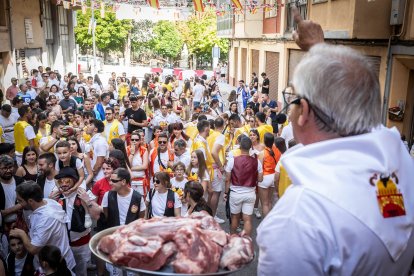 Abran bien los ojos y vean, señores, qué hermosos despojos voy a subastar.