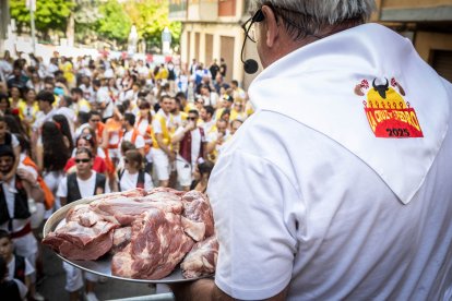 Abran bien los ojos y vean, señores, qué hermosos despojos voy a subastar.