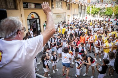 Abran bien los ojos y vean, señores, qué hermosos despojos voy a subastar.
