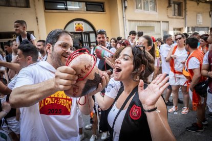 Abran bien los ojos y vean, señores, qué hermosos despojos voy a subastar.