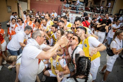 Abran bien los ojos y vean, señores, qué hermosos despojos voy a subastar.