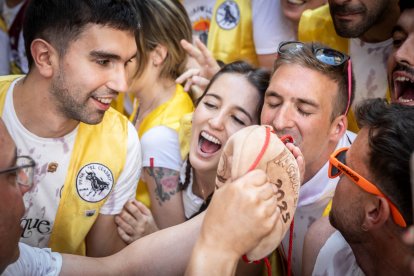 Abran bien los ojos y vean, señores, qué hermosos despojos voy a subastar.