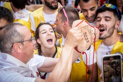 Abran bien los ojos y vean, señores, qué hermosos despojos voy a subastar.