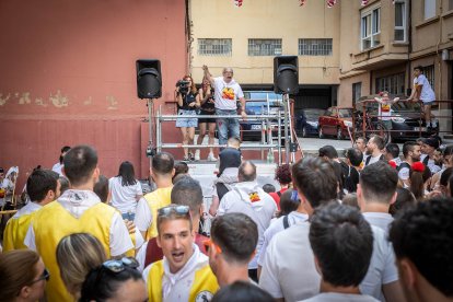 Abran bien los ojos y vean, señores, qué hermosos despojos voy a subastar.