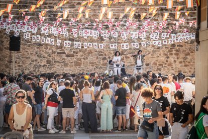 Abran bien los ojos y vean, señores, qué hermosos despojos voy a subastar.