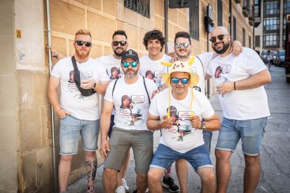 Abran bien los ojos y vean, señores, qué hermosos despojos voy a subastar.