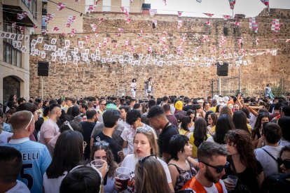 Abran bien los ojos y vean, señores, qué hermosos despojos voy a subastar.