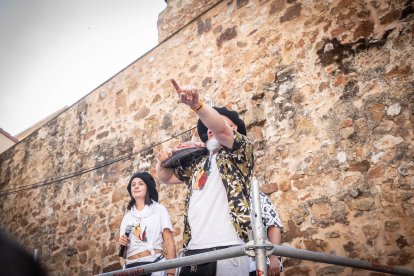 Abran bien los ojos y vean, señores, qué hermosos despojos voy a subastar.