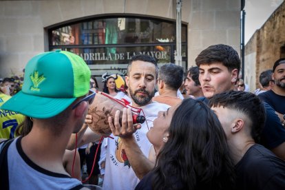 Abran bien los ojos y vean, señores, qué hermosos despojos voy a subastar.