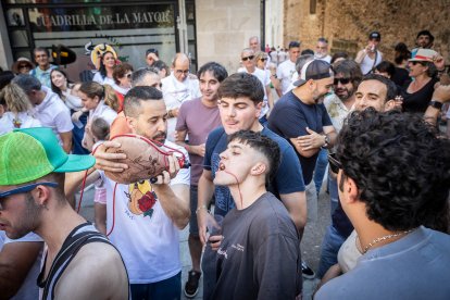 Abran bien los ojos y vean, señores, qué hermosos despojos voy a subastar.