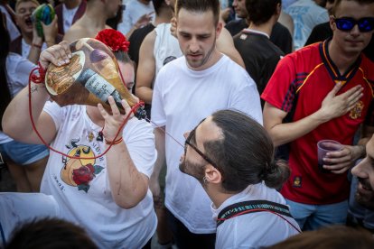 Abran bien los ojos y vean, señores, qué hermosos despojos voy a subastar.