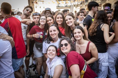 Abran bien los ojos y vean, señores, qué hermosos despojos voy a subastar.