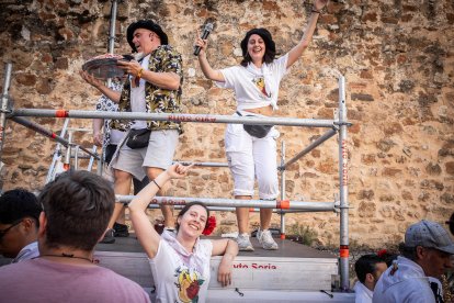 Abran bien los ojos y vean, señores, qué hermosos despojos voy a subastar.