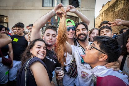 Abran bien los ojos y vean, señores, qué hermosos despojos voy a subastar.