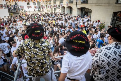 Abran bien los ojos y vean, señores, qué hermosos despojos voy a subastar.