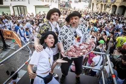 Abran bien los ojos y vean, señores, qué hermosos despojos voy a subastar.