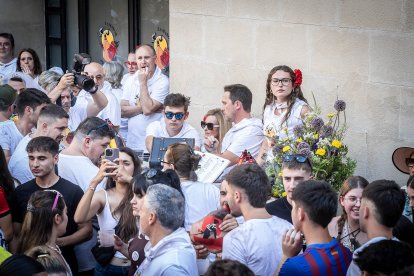 Abran bien los ojos y vean, señores, qué hermosos despojos voy a subastar.