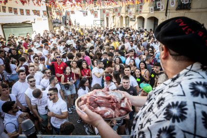 Abran bien los ojos y vean, señores, qué hermosos despojos voy a subastar.