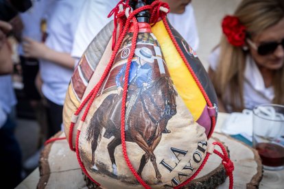 Abran bien los ojos y vean, señores, qué hermosos despojos voy a subastar.