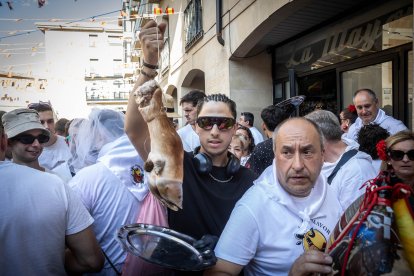 Abran bien los ojos y vean, señores, qué hermosos despojos voy a subastar.