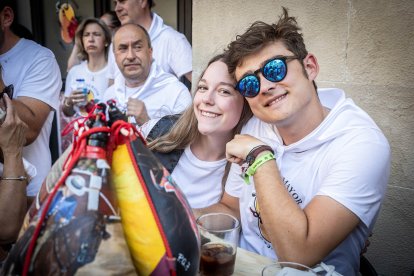 Abran bien los ojos y vean, señores, qué hermosos despojos voy a subastar.