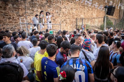 Abran bien los ojos y vean, señores, qué hermosos despojos voy a subastar.