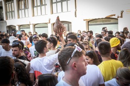 Abran bien los ojos y vean, señores, qué hermosos despojos voy a subastar.