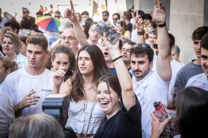 Abran bien los ojos y vean, señores, qué hermosos despojos voy a subastar.