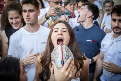 Abran bien los ojos y vean, señores, qué hermosos despojos voy a subastar.