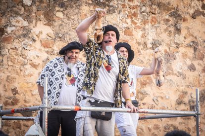 Abran bien los ojos y vean, señores, qué hermosos despojos voy a subastar.