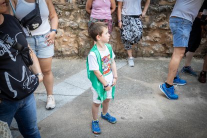 Abran bien los ojos y vean, señores, qué hermosos despojos voy a subastar.