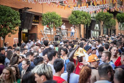 Abran bien los ojos y vean, señores, qué hermosos despojos voy a subastar.