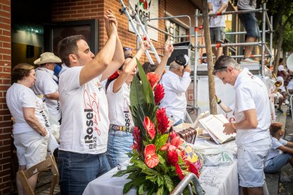 Abran bien los ojos y vean, señores, qué hermosos despojos voy a subastar.