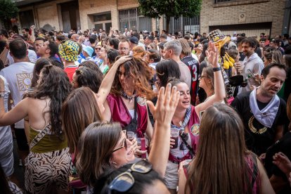 Abran bien los ojos y vean, señores, qué hermosos despojos voy a subastar.